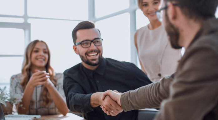 Manten una buena actitud con tus clientes Manten una buena actitud con tus clientes